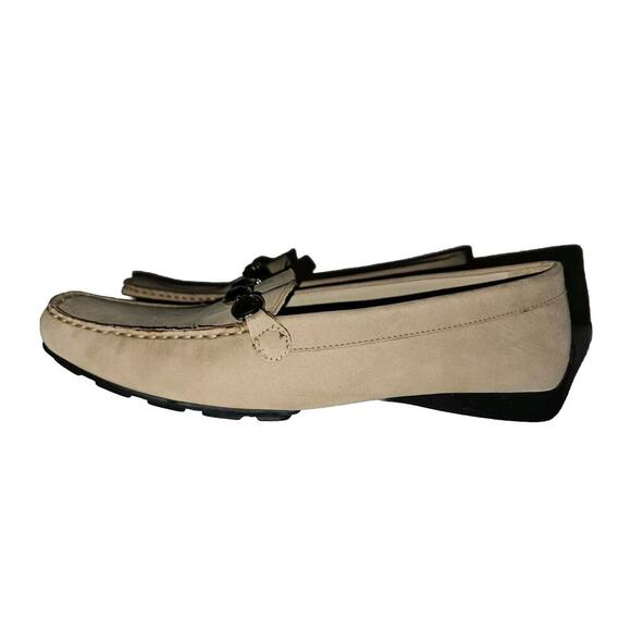 NWOB! Stuart Weitzman Suede Leather Driving Loafer Jeweled Women's Size 7.5 Tan - Picture 2 of 16